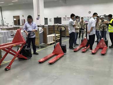 電動(dòng)高升程搬運(yùn)車交付使用，感謝廠家羅總親自跟客戶講解操作方法！